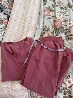 Figs Women's Scrub Set